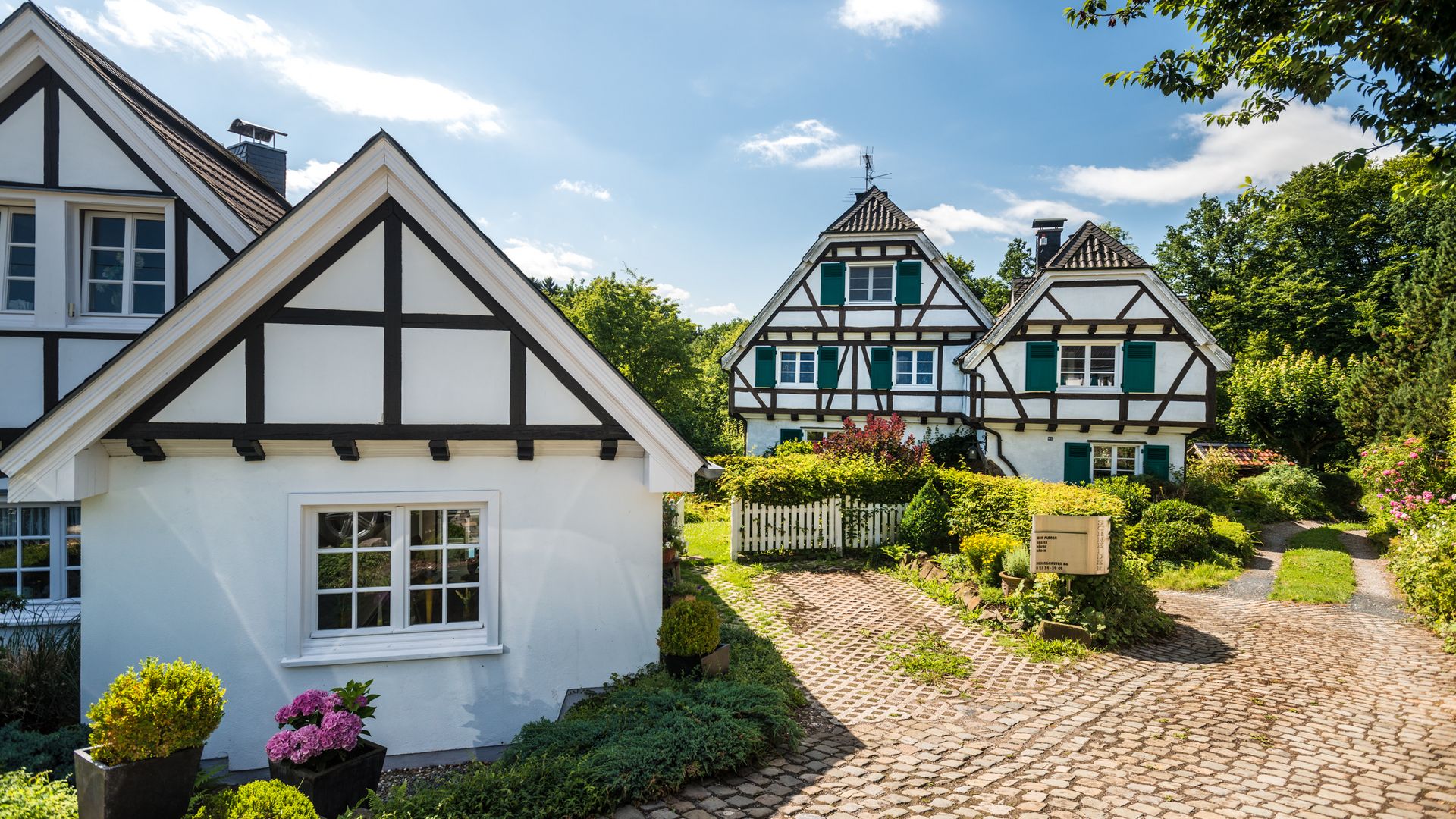 Üppige grüne Wälder und Naturpfade in Burscheid